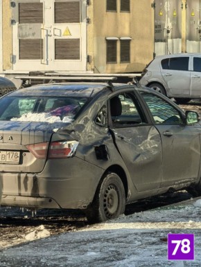 Как после ДТП. Упавшая с крыши глыба льда сильно помяла легковушку в Юнтолово