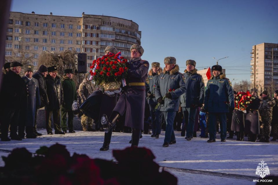 Представители #МЧС_Петербурга почтили память воинов-интернационалистов