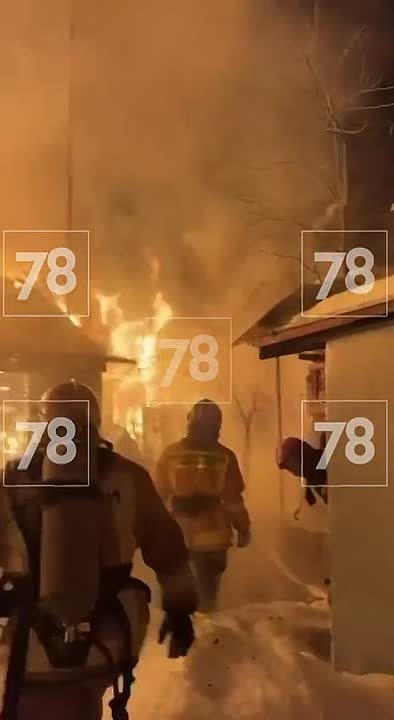 Три человека погибли при пожаре в частном доме в Песочном