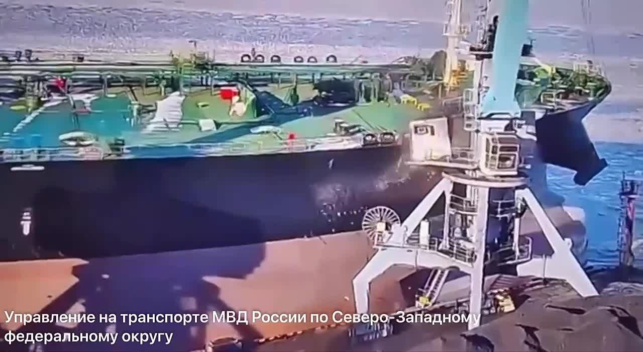 Трудности водных маневров испытало иностранное судно в порту Усть-Луга