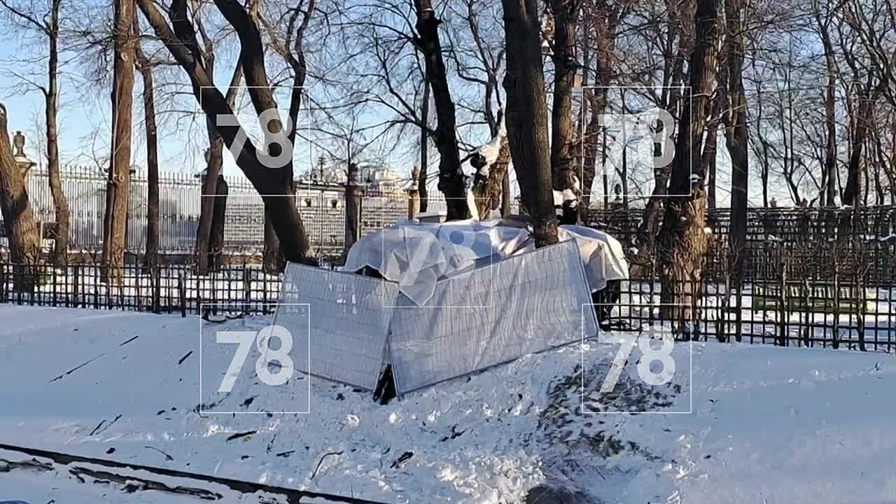 Три человека оказались в больнице после того, как Porsche влетел в ограду Летнего сада и перевернулся на бок, стало известно