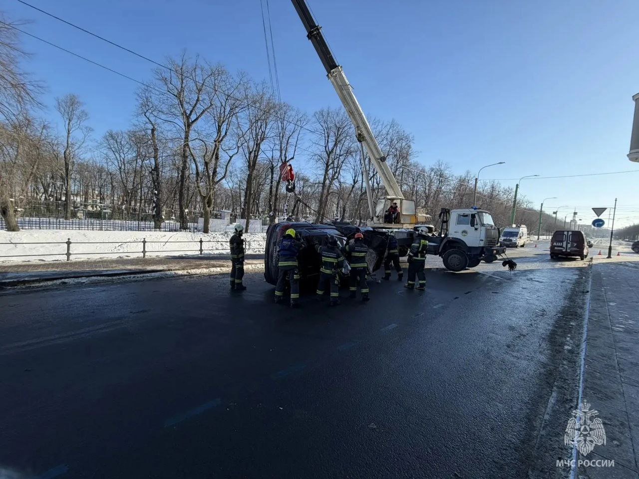 С помощью автокрана спасатели подняли перевернувшийся у Летнего сада Porsche С помощью автокрана спасатели подняли перевернувшийся у Летнего сада Porsche