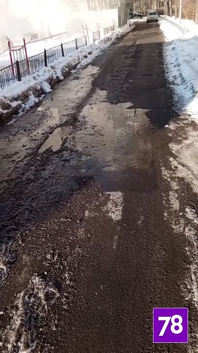 Во дворе на Маршала Казакова третий день идёт пар, кипяток добрался до детской площадки