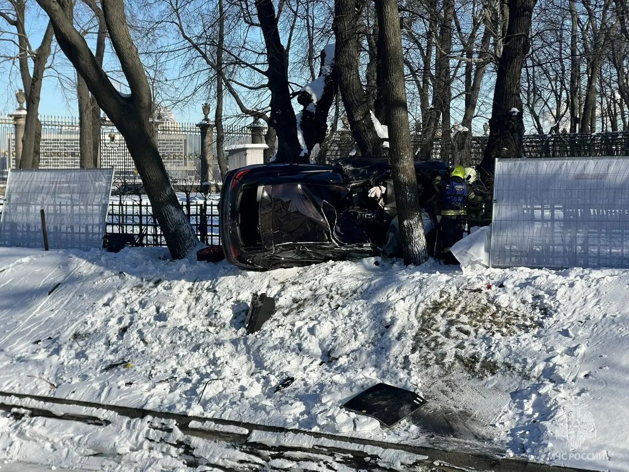 С помощью автокрана спасатели подняли перевернувшийся у Летнего сада Porsche С помощью автокрана спасатели подняли перевернувшийся у Летнего сада Porsche