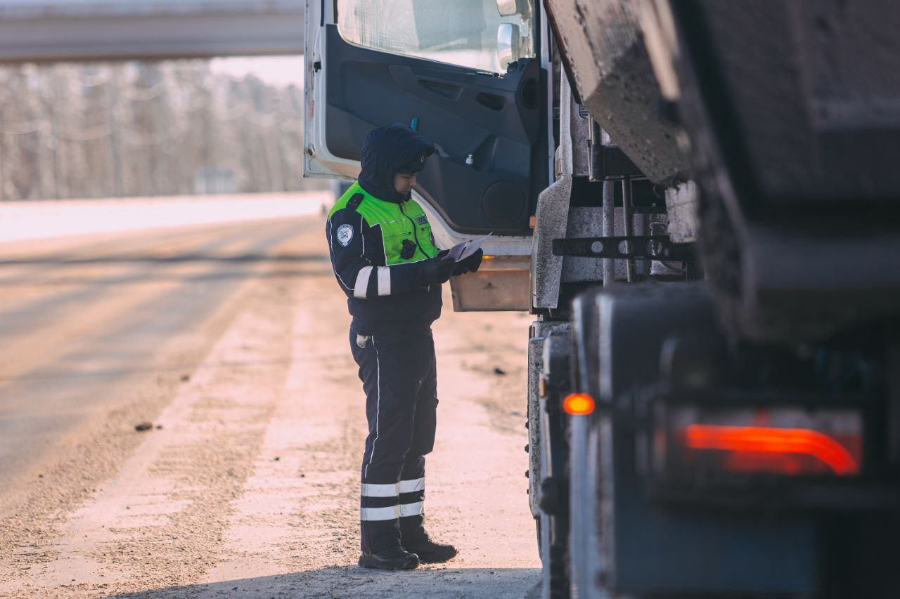 Госавтоинспекторы регулярно проверяют «грузовики-невидимки» Госавтоинспекторы регулярно проверяют «грузовики-невидимки»