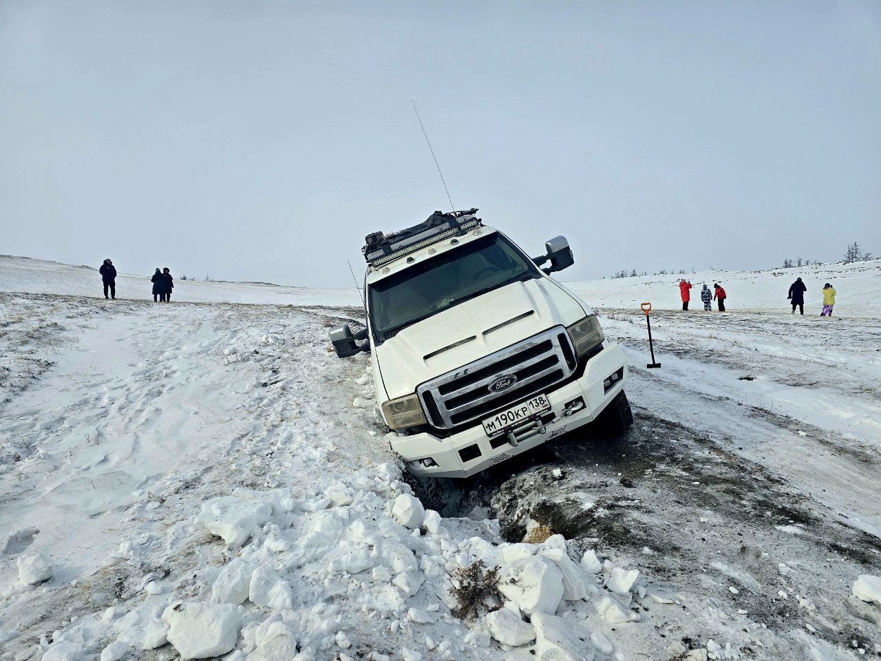 Сергей Колясников: По пути выдернули здоровенный джип, попавший в промоину
