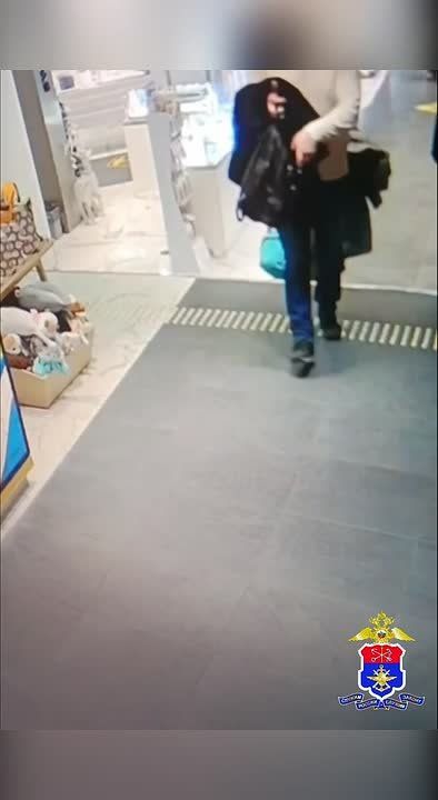 Сотрудники транспортной полиции Пулково раскрыли кражу в магазине беспошлинной торговли