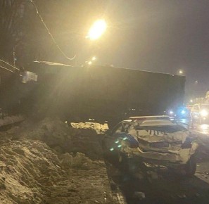 Смятая машина ГАИ, развернутые грузовики и разбитые легковушки: ДТП на Пулковском собирает пробку