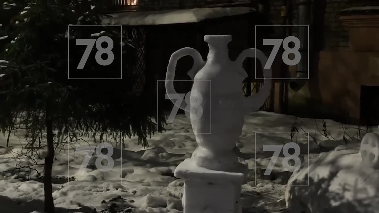 У дома на Ланском шоссе появилась выставка снежных скульптур