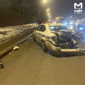 Мусоровоз смял патрульную машину и отправил полицейского в больницу — всё произошло на Пулковском шоссе, когда сотрудники оформляли другое ДТП