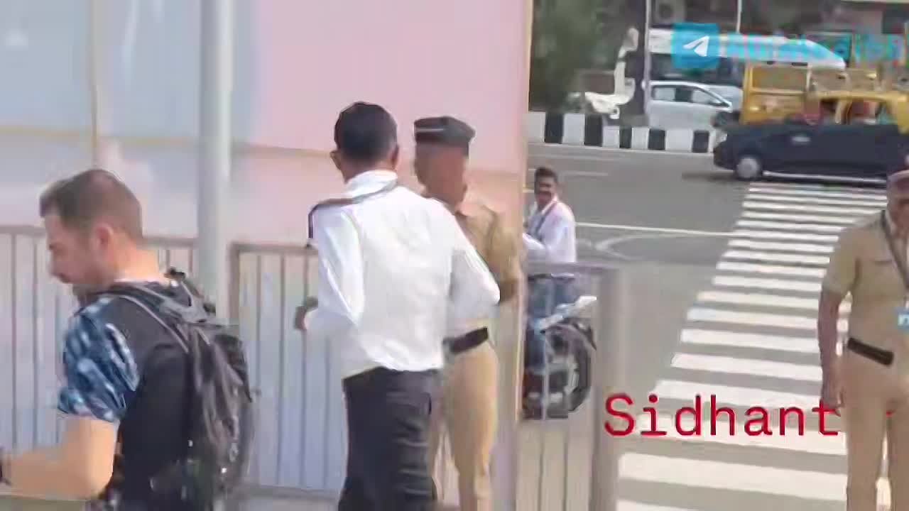 «Вон посмотрите, что в городе делается, какая радость на лицах! Извозчики все повеселели, скачут по улицам, кричат друг другу: «Барин приехал, барин приехал…» Половые в трактирах тоже сияют, выбегают на улицу, из трактира в...