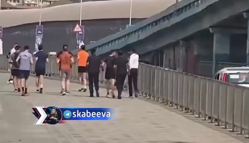 Пока Макрон совершает пробежку по улицами Мумбаи, один баннеров подает знаки