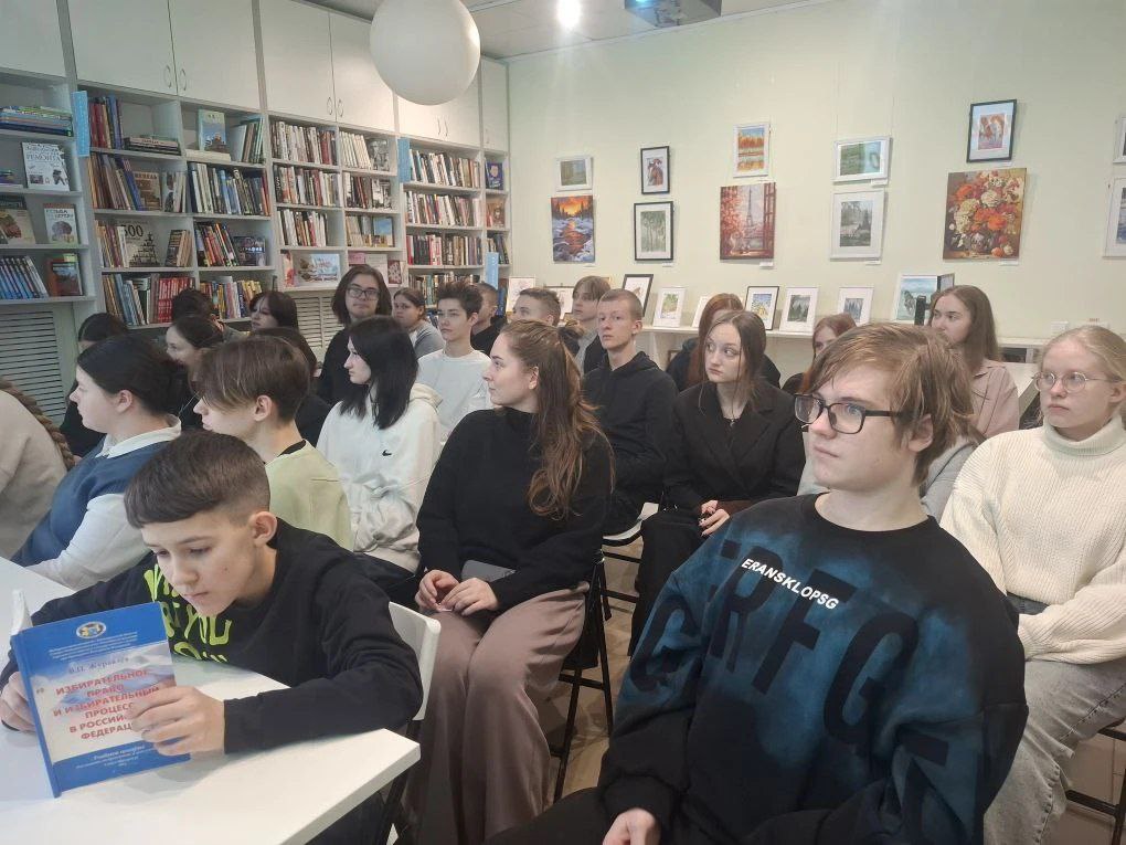 На мероприятии в Сланцевской библиотеке совместно с территориальной избирательной комиссией Сланцевского района при участии заместителя председателя ТИК Ирины Захаровой прошла встреча учащихся школы № 6 и активистов клубных...