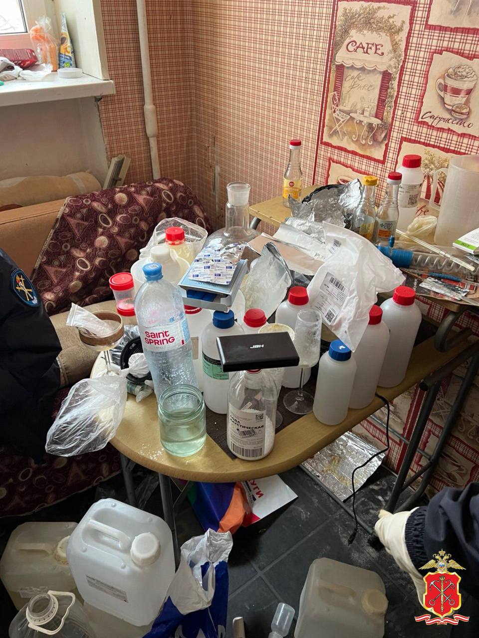 Полицейские задержали пару наркосбытчиков из Колпино Полицейские задержали пару наркосбытчиков из Колпино