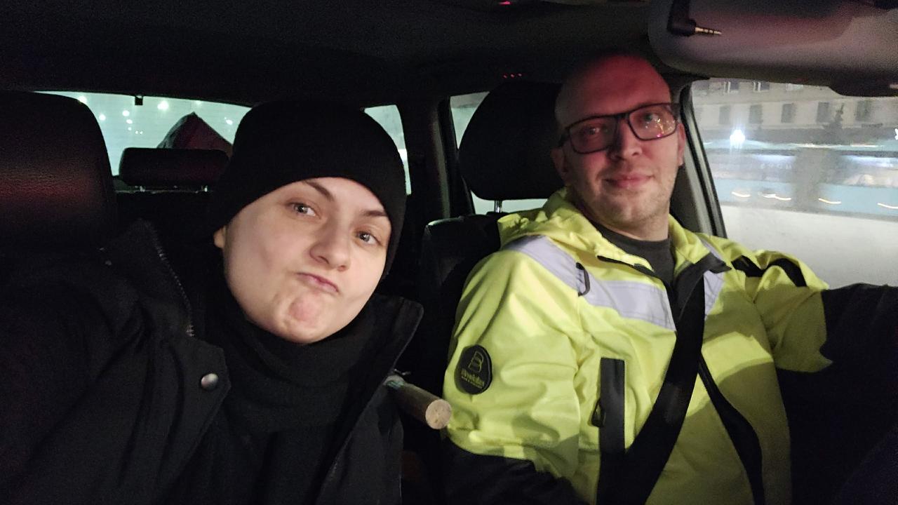 Сотрудники «Кошкиспаса» помогли кошке, застрявшей на карнизе в Сланцах Сотрудники «Кошкиспаса» помогли кошке, застрявшей на карнизе в Сланцах