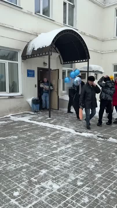 Прекрасная созидательная инициатива от "Русской общины" — всей общиной встречать жен своих соратников с малышами из родильного дома!