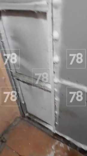 Двери закованы в лёд, батареи еле тёплые