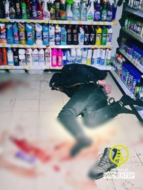 Комедийный триллер в магазине косметики на Комендантском — мужчина в неадекватнейшем состоянии ворвался в закрытое помещение сквозь стекло в двери