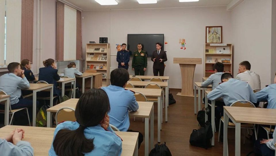 Следователем ГСУ СК России по городу Санкт-Петербургу проведен урок мужества в школе