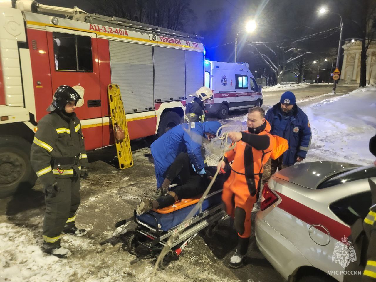 Минувшей ночью спасатели оказывали помощь молодому человеку, который спрыгнул с Большого Ильинского моста Минувшей ночью спасатели оказывали помощь молодому человеку, который спрыгнул с Большого Ильинского моста