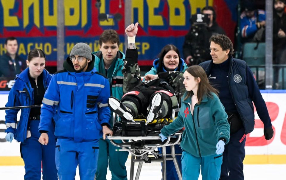 Хоккеиста СКА увезли со льда на носилках после толчка от капитана ЦСКА