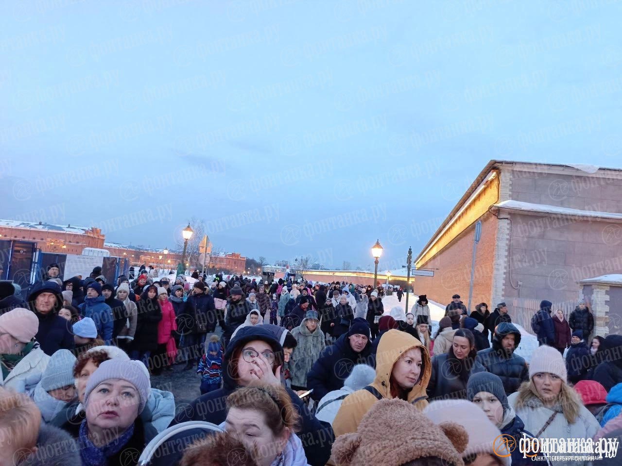 Китайские фонарики собрали толпу на входе в Петропавловскую крепость Китайские фонарики собрали толпу на входе в Петропавловскую крепость