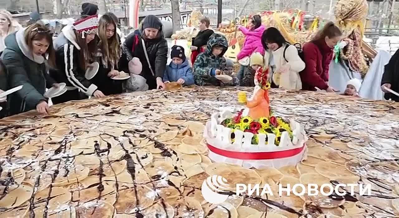 Гигантский «Царь-блин» испекли в Крыму