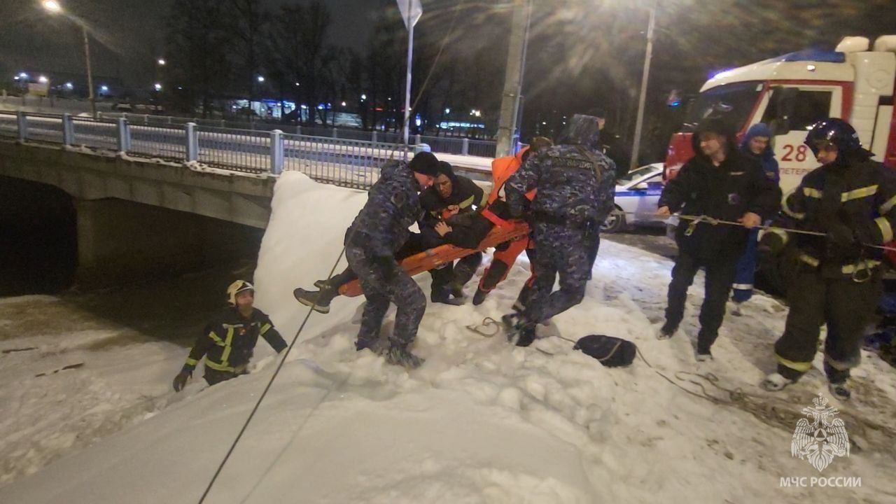 Минувшей ночью спасатели оказывали помощь молодому человеку, который спрыгнул с Большого Ильинского моста