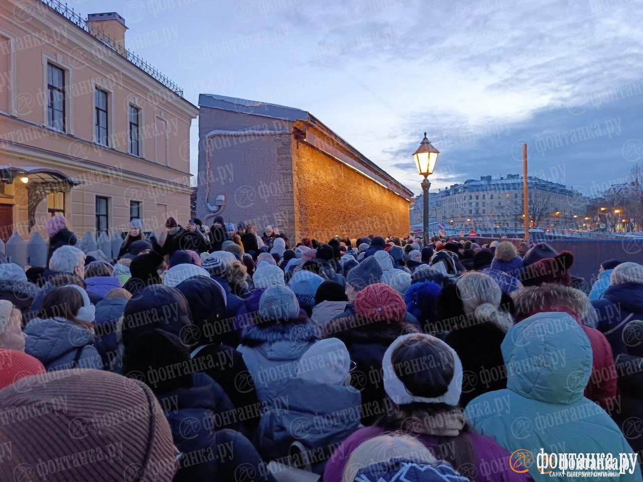 Китайские фонарики собрали толпу на входе в Петропавловскую крепость Китайские фонарики собрали толпу на входе в Петропавловскую крепость