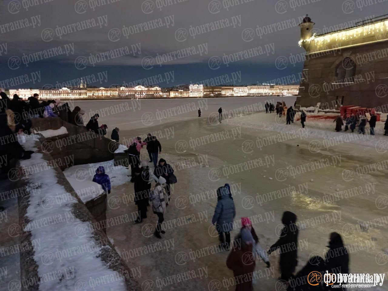 Китайские фонарики собрали толпу на входе в Петропавловскую крепость Китайские фонарики собрали толпу на входе в Петропавловскую крепость