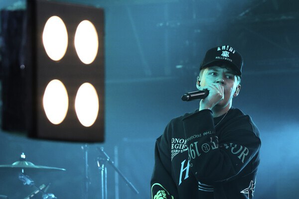 А мне рэпер-либераха дороже волонтера-патриота