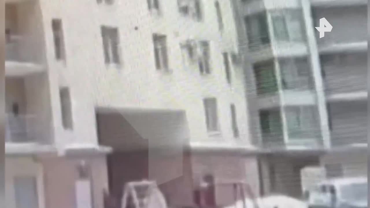 Кадры падения мальчика с седьмого этажа в Петербурге публикует РЕН ТВ