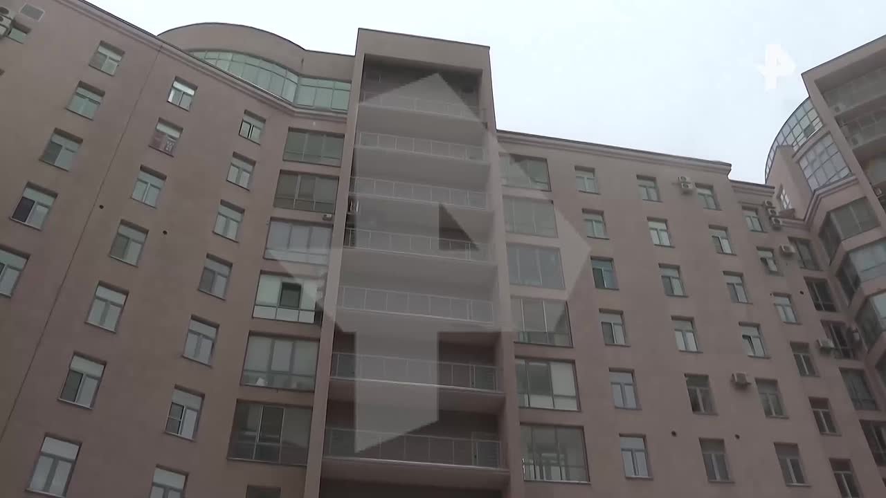 Дворник поймал упавшего с седьмого этажа ребенка в Петербурге