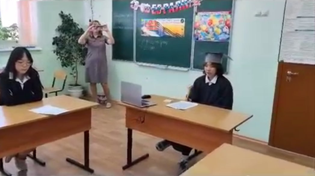 В валдайском техникуме провели «суд» над неологизмами: там приговорили слово «вайб» и пообещали провести новые «суды» В валдайском техникуме провели «суд» над неологизмами: там приговорили слово «вайб» и пообещали провести новые «суды»