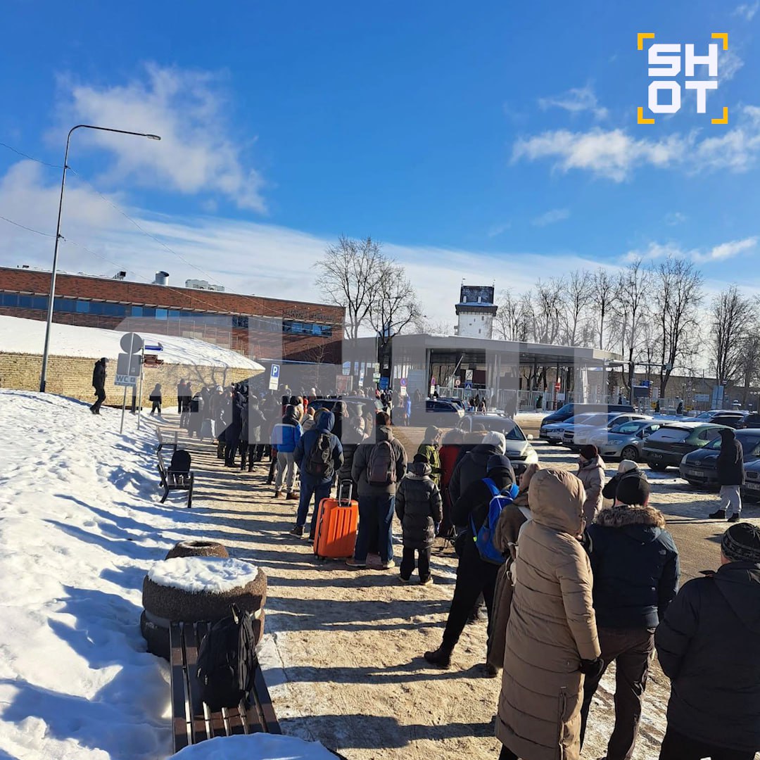 Сотни эстонцев стоят в очереди по 7-9 часов на границе, чтобы попасть в Россию на 23 февраля