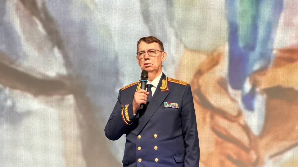 В рамках церемонии награждения победителей конкурса «Мой герой СВО 47» руководитель следственного управления СК России по Ленинградской области Сергей Тихонович Сазин наградил победителей в номинации ТВ-сюжет