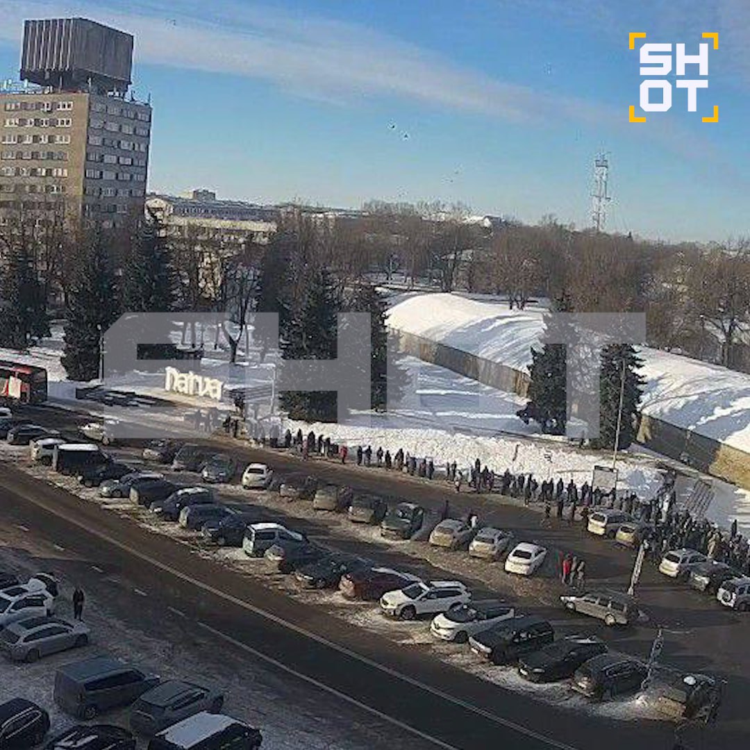 Сотни эстонцев стоят в очереди по 7-9 часов на границе, чтобы попасть в Россию на 23 февраля Сотни эстонцев стоят в очереди по 7-9 часов на границе, чтобы попасть в Россию на 23 февраля