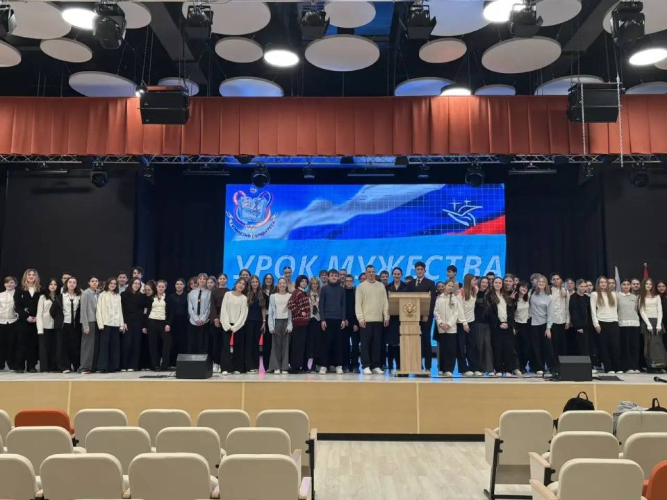 В честь Дня защитника Отечества сотрудники ГСУ СК Росси по Санкт-Петербургу провели уроки мужества в школах города