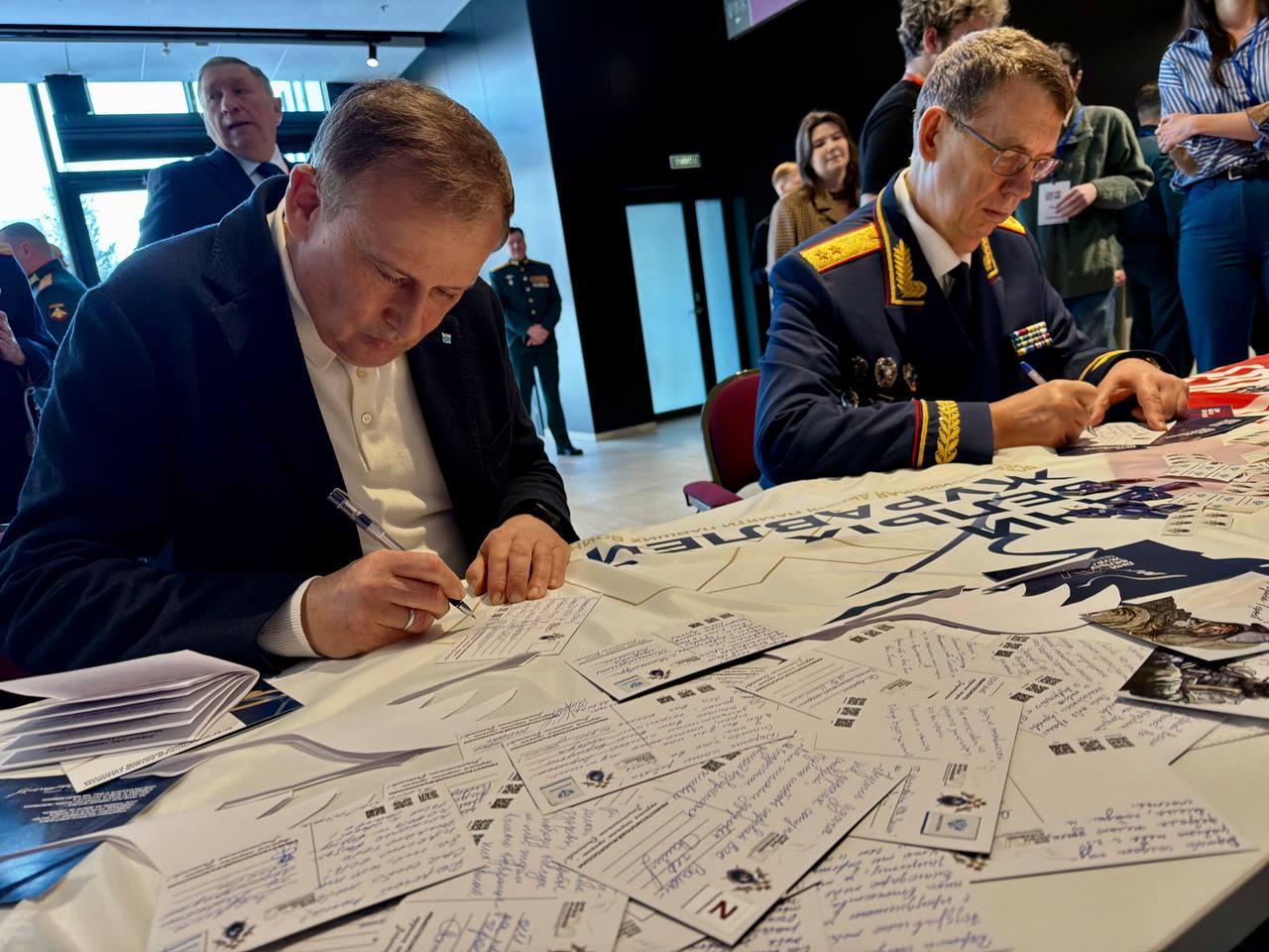 Губернатор Ленинградской области Александр Юрьевич Дрозденко и руководитель следственного управления Следственного комитета Российской Федерации по Ленинградской области, генерал-лейтенант юстиции Сергей Тихонович Сазин... Губернатор Ленинградской области Александр Юрьевич Дрозденко и руководитель следственного управления Следственного комитета Российской Федерации по Ленинградской области, генерал-лейтенант юстиции Сергей Тихонович Сазин...