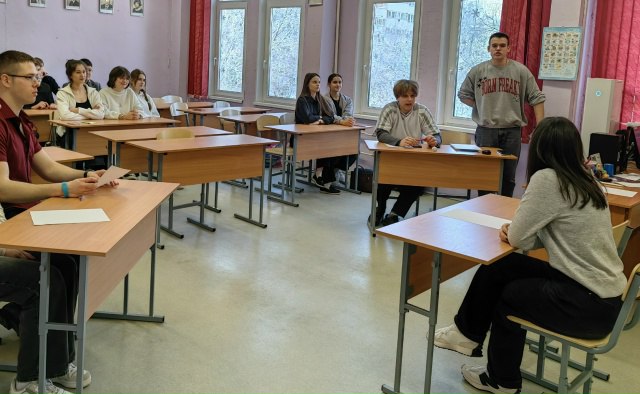 В валдайском техникуме провели «суд» над неологизмами: там приговорили слово «вайб» и пообещали провести новые «суды» В валдайском техникуме провели «суд» над неологизмами: там приговорили слово «вайб» и пообещали провести новые «суды»