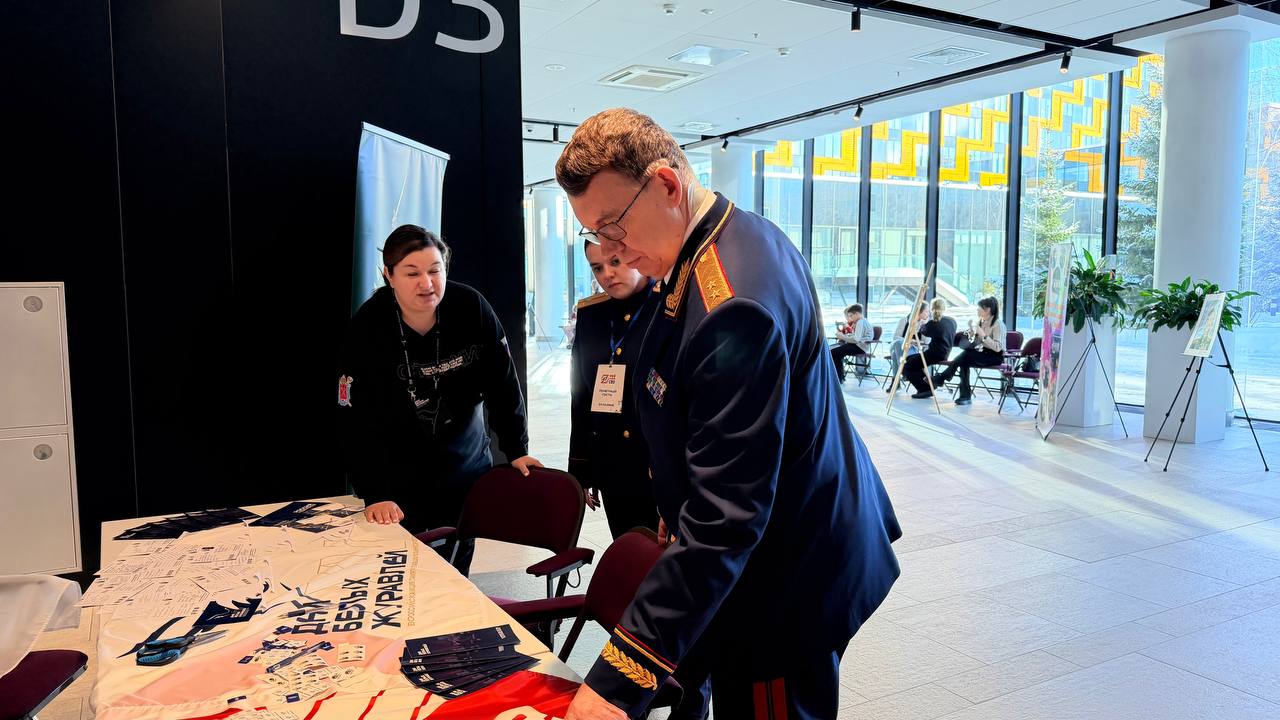 В рамках третьего регионального форума ветеранов специальной военной операции «ВМЕСТЕ ПОБЕДИМ» руководитель следственного управления СК России по Ленинградской области Сергей Тихонович Сазин встретился с автором и... В рамках третьего регионального форума ветеранов специальной военной операции «ВМЕСТЕ ПОБЕДИМ» руководитель следственного управления СК России по Ленинградской области Сергей Тихонович Сазин встретился с автором и...