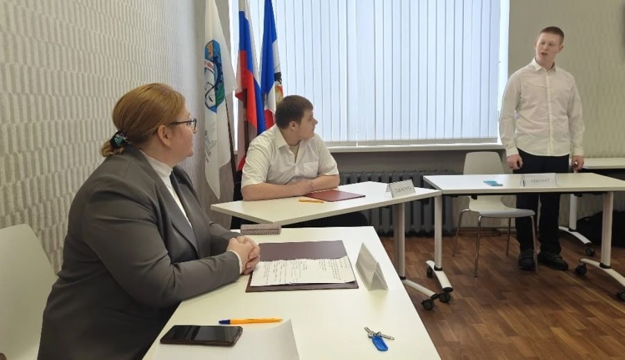 В валдайском техникуме провели «суд» над неологизмами: там приговорили слово «вайб» и пообещали провести новые «суды»