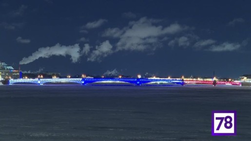 Дворцовый, Троицкий и мост Бетанкура окрасились в цвета российского флага