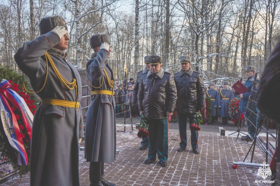 ШАГНУВШИМ В БЕССМЕРТИЕ.... лет назад, 23 февраля 1991 года, при тушении страшного пожара в гостинице «Ленинград» погибли огнеборцев