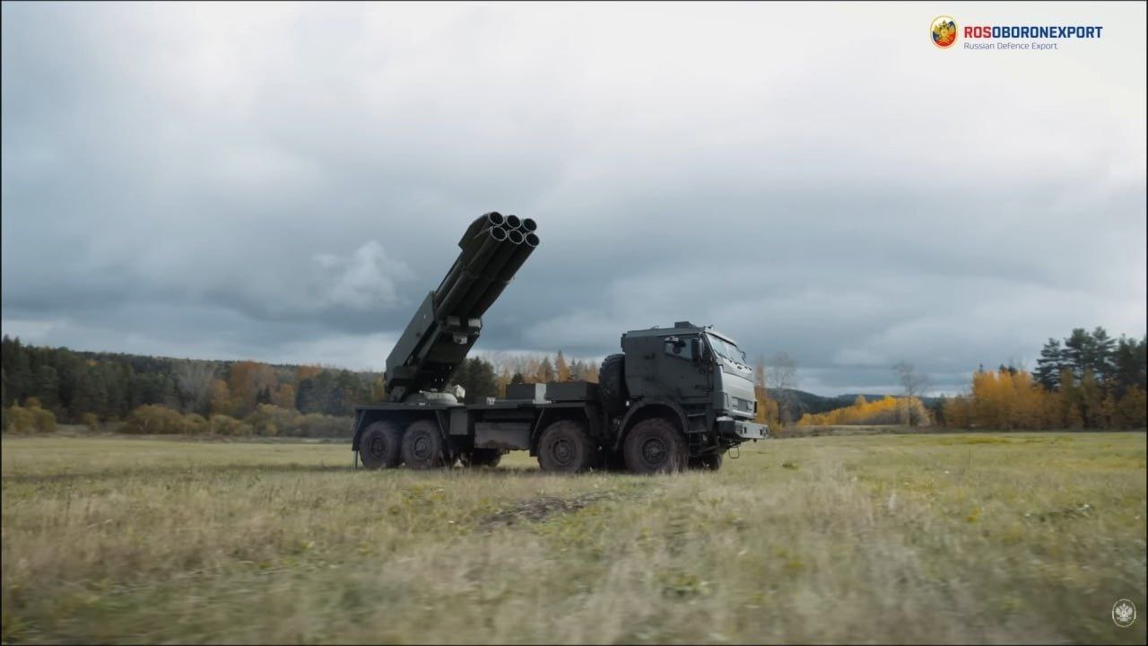 Начавшая поступать в войска 300-мм высокоточная ракетная система «Сарма» на базе шасси КамАЗ-63501 с бронированной кабиной и транспортно-пусковым контейнером открытого типа МЗ-196 Начавшая поступать в войска 300-мм высокоточная ракетная система «Сарма» на базе шасси КамАЗ-63501 с бронированной кабиной и транспортно-пусковым контейнером открытого типа МЗ-196