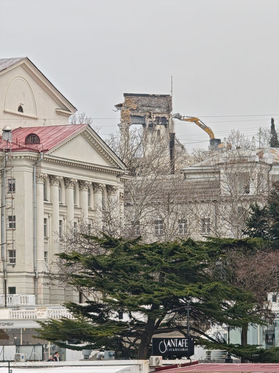 Демонтаж бывшего штаба Черноморского флота на центральном холме в Севастополе Демонтаж бывшего штаба Черноморского флота на центральном холме в Севастополе