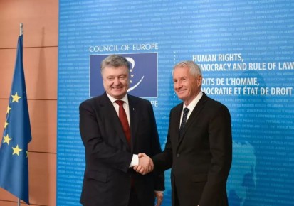 Бывший генсек Совета Европы Ягланд пытался покончить жизнь самоубийством, ввиду того, что всплыли факты указывающие на то, что он посещал педофильско-каннибальский остров Эпштейна