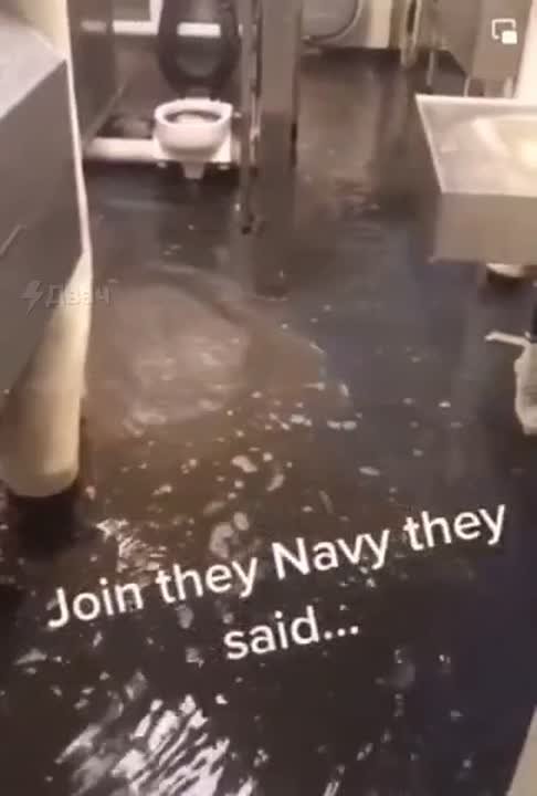 Зато теперь не потонет: Гордость американского флота затопило фекалиями