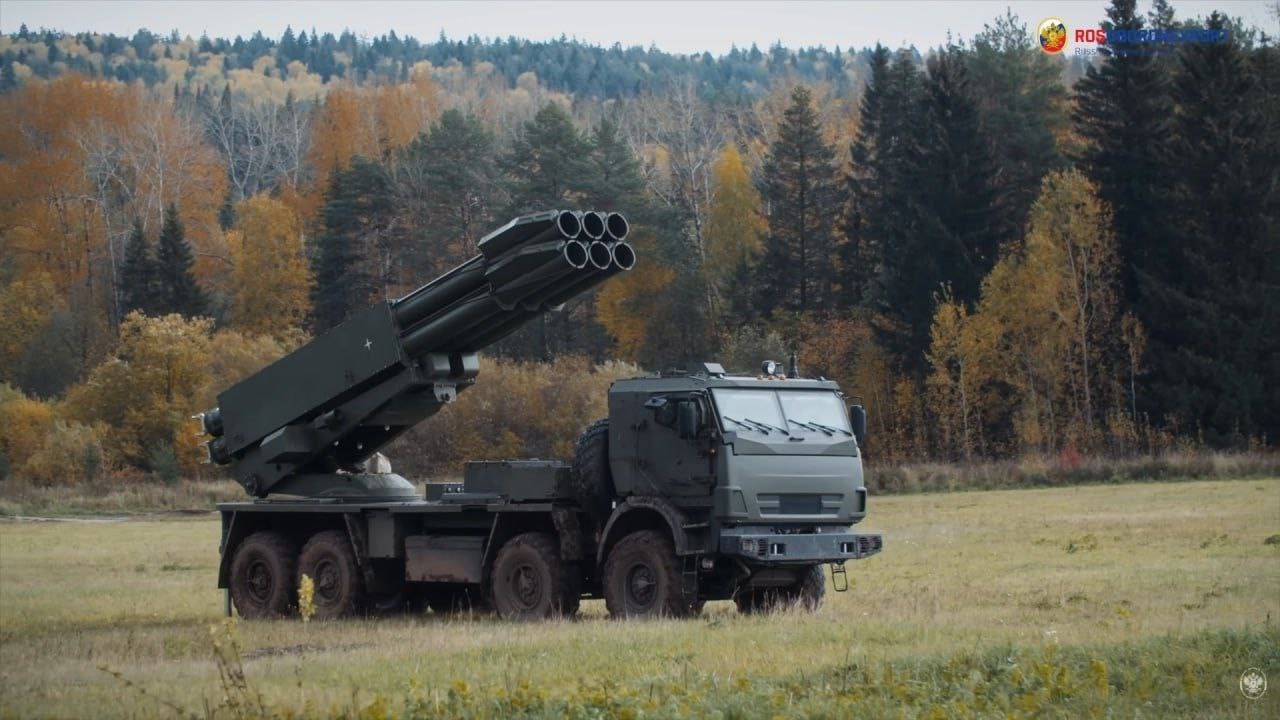 Начавшая поступать в войска 300-мм высокоточная ракетная система «Сарма» на базе шасси КамАЗ-63501 с бронированной кабиной и транспортно-пусковым контейнером открытого типа МЗ-196 Начавшая поступать в войска 300-мм высокоточная ракетная система «Сарма» на базе шасси КамАЗ-63501 с бронированной кабиной и транспортно-пусковым контейнером открытого типа МЗ-196