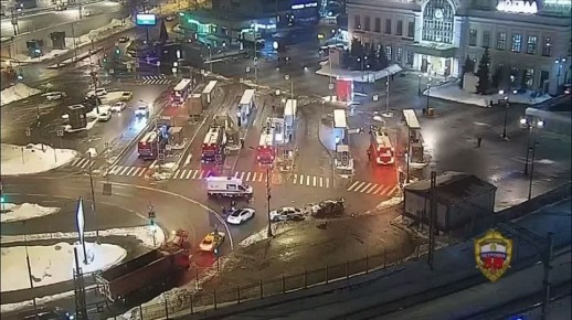 Момент подрыва смертника возле машины ДПС на площади у Савеловского вокзала в Москве, в результате чего погибло двое сотрудников полиции